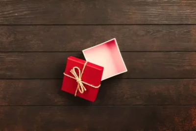 Pudełko ozdobne – w co zapakować prezent?